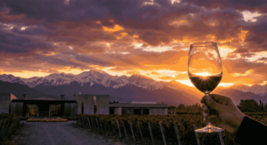 Disfruta el Valle de Uco y el Sunsetstrip sin conducir: Tu guía logística para el fin de semana largo en Mendoza